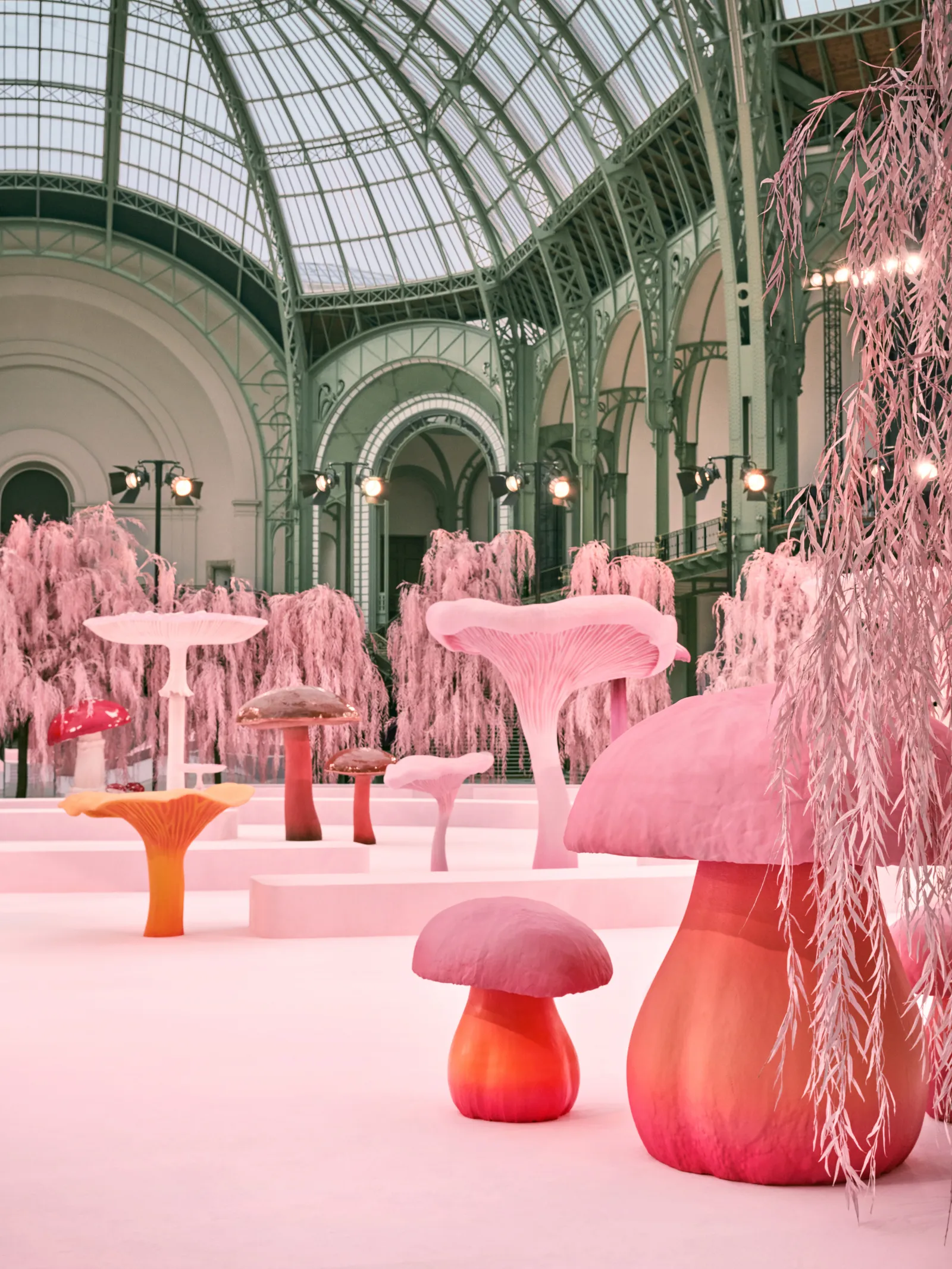 Bosque rosado en el Grand Palais, Chanel Haute Couture 2026