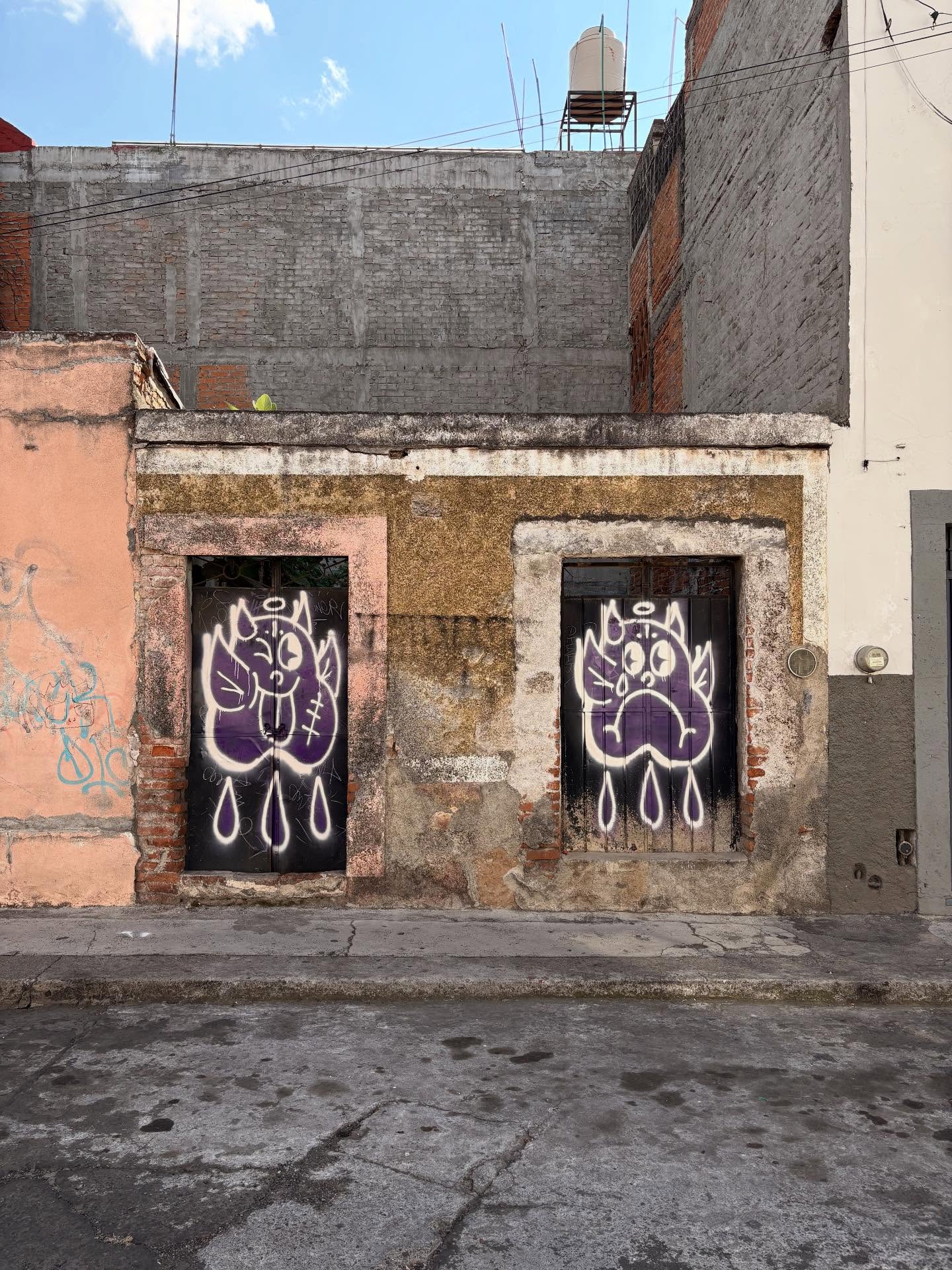 Grafiti urbano en Morelia — malportadoyherido