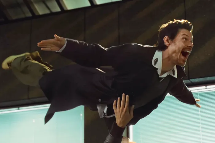 Escena del videoclip Aperture de Harry Styles