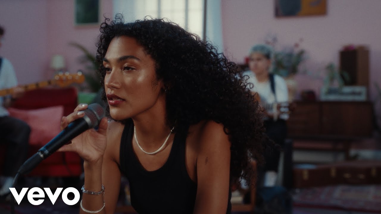 Olivia Dean en escenario